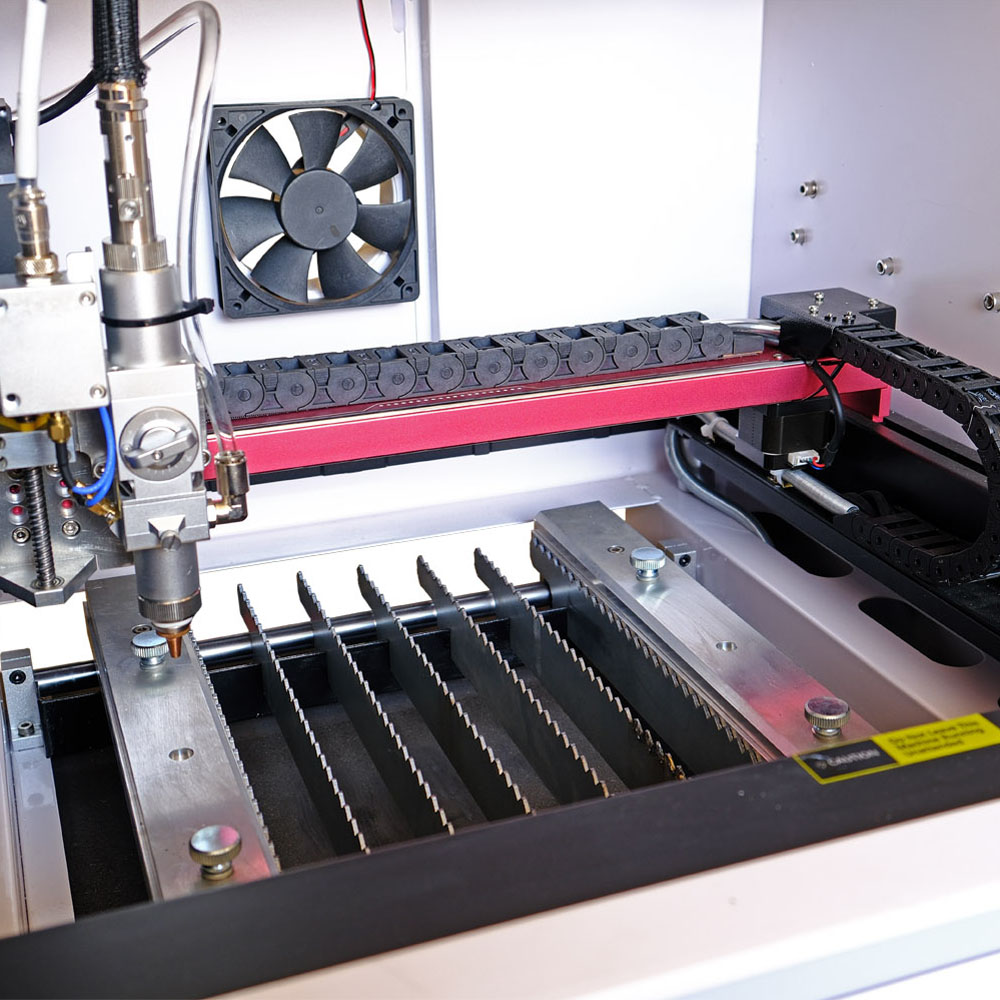Radni sto sa sečnim letvicama 300 na 280 mm seka FIBER